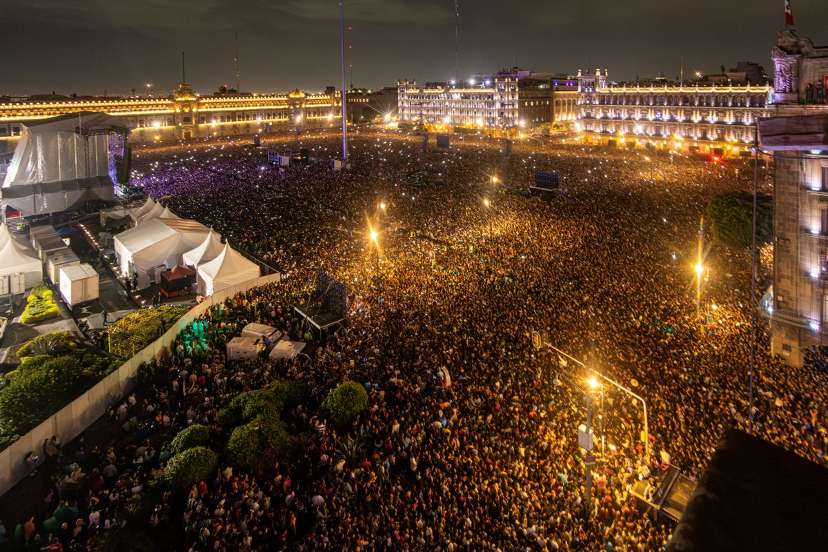 lfcoficial's tweet photo. ¡Profundamente agradecidos por una noche histórica junto a 300 mil almas! 🎸🙌 🇲🇽

📷@tere_iberri @lulurdapilleta https://t.co/K74YHKcJjY