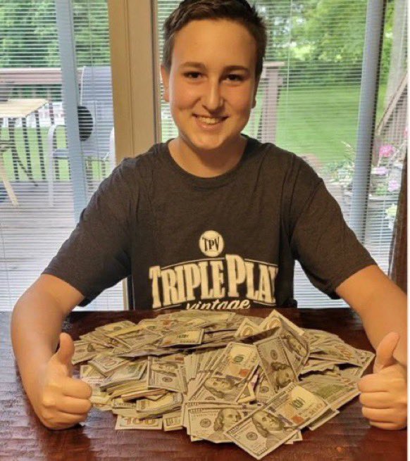 gurucollects's tweet photo. 🚨 HOBBY LEGEND 🚨

13-year old Johnny Stones pulled the 1/1 Mac Jones Prizm rookie card before the start of last NFL season.

His parents told him he could keep the card if he wanted.

However, he decided to sell it, and got $100,000 cash.

Today, it’s worth a fraction of that. https://t.co/90bljHR9qS