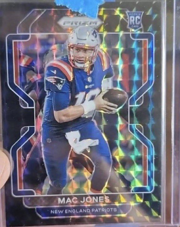 gurucollects's tweet photo. 🚨 HOBBY LEGEND 🚨

13-year old Johnny Stones pulled the 1/1 Mac Jones Prizm rookie card before the start of last NFL season.

His parents told him he could keep the card if he wanted.

However, he decided to sell it, and got $100,000 cash.

Today, it’s worth a fraction of that. https://t.co/90bljHR9qS