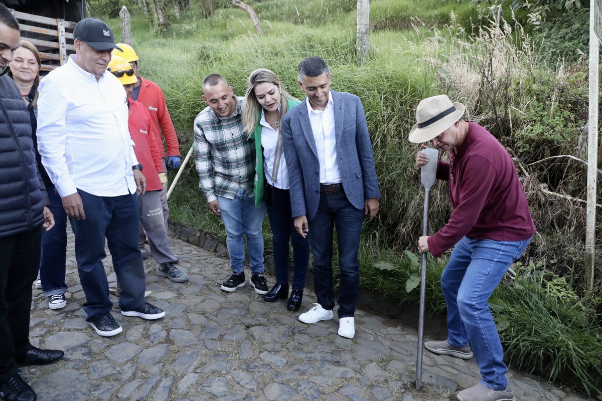 braulioEMarquez's tweet photo. Inició la pavimentación del sector “El Empedrado” en la vereda Perico. 

Serán 1.25 kms los pavimentados en esta obra que ejecutamos en convenio con la @GobAntioquia en un plazo de 4 meses.

#JuntosSumamosPorEnvigado https://t.co/TgaAcFEdPU