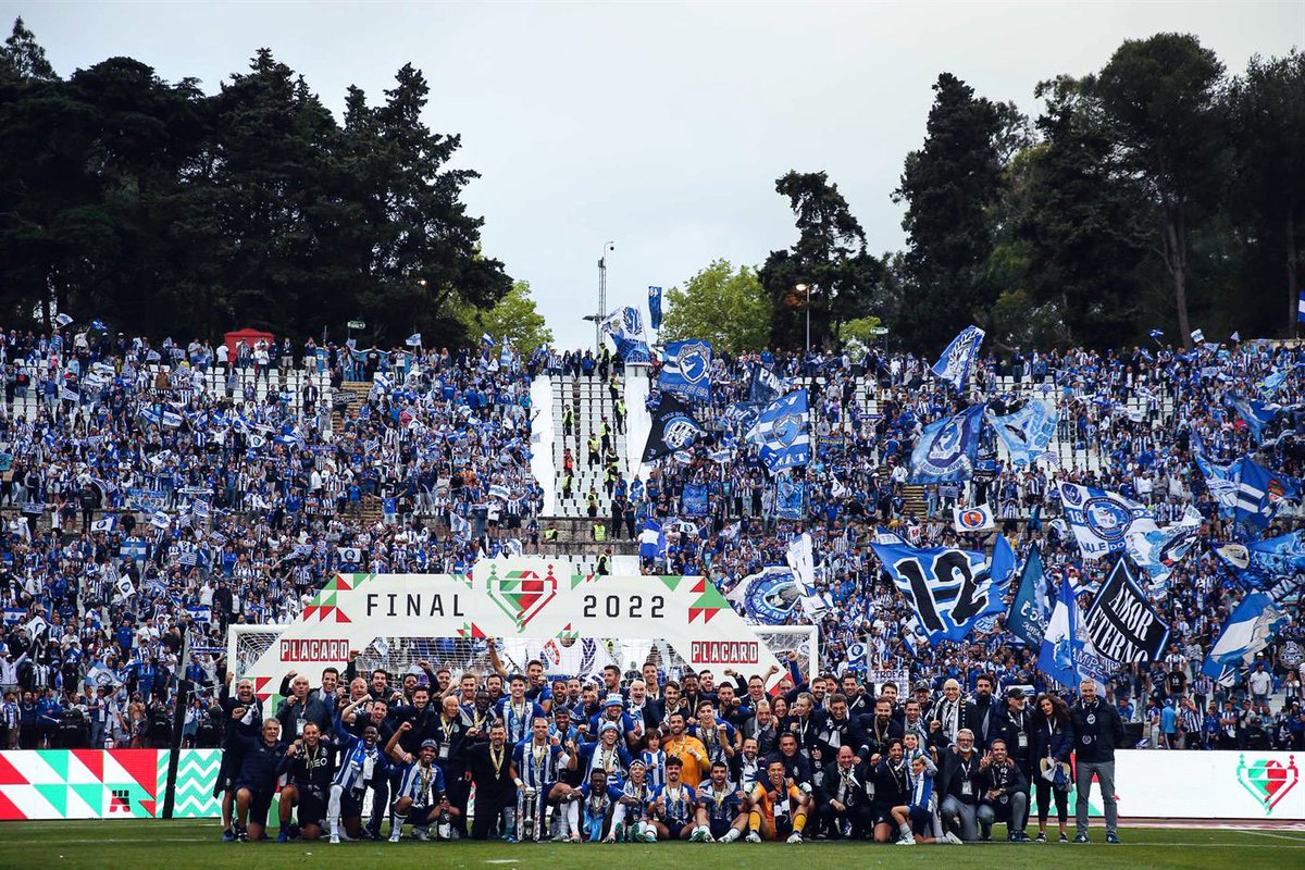 Aqui está a foto de família, composta e completa. A nossa família, <a href="/FCPorto/">FC Porto</a> 💙🥹