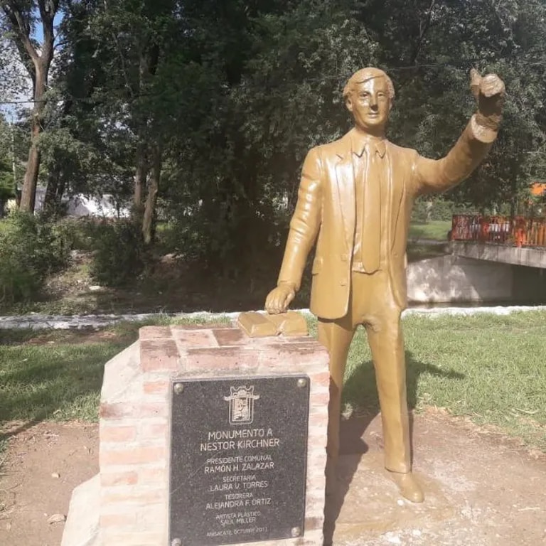 Córdoba: una intendenta electa reemplazará una estatua de Néstor Kirchner por una de Favaloro dlvr.it/SqCJgx