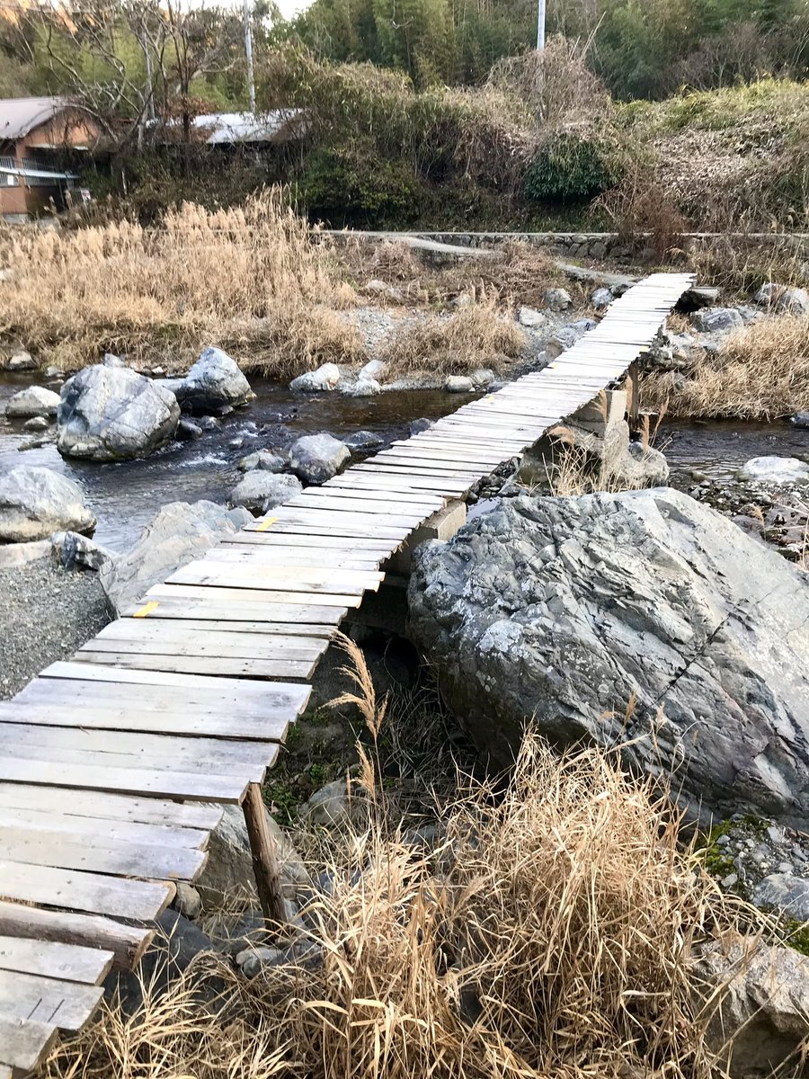 大阪府・芥川山城！畿内近国八か国を支配した三好長慶が飯盛山城に移るまで本拠地！天然の要害・三好山に築かれた大阪府下屈指の大規模山城・長慶没後の将軍・足利義昭を擁して上洛した織田信長の軍勢に三好一族は城を追われ芥川山城は廃城