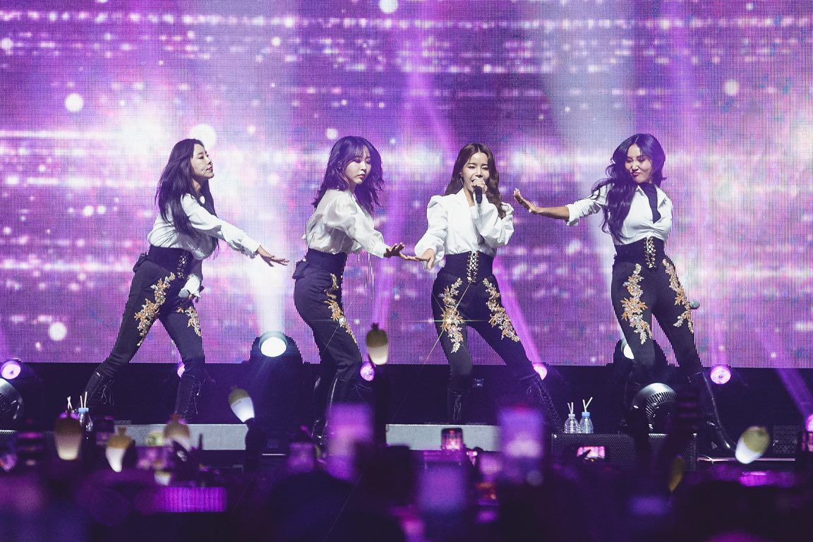 yongmogu's tweet photo. #마마무 @RBW_MAMAMOO #KPop
#MOONBYUL #문별 #SOLAR #솔라
#WHEEIN #휘인 #HWASA #화사

#MYCON_USA #USConcert 🇺🇸
#MAMAMOOinUSA
#MAMAMOOinLA
#MYCON_LA

thekiaforum IG

A show 9 years in the making, #MAMAMOO closed out their first-ever US tour here in LA for a sold out crowd.💚🤍 https://t.co/U4n78S10VO