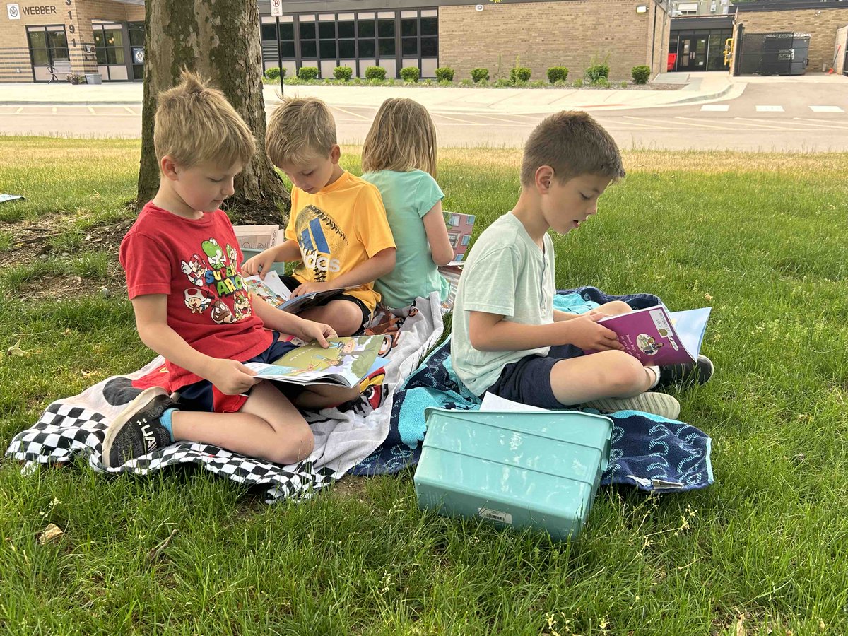 Kindergartners Learning to read anytime, any place. Practicing for summer! #alwayslakeorion #webberelementary