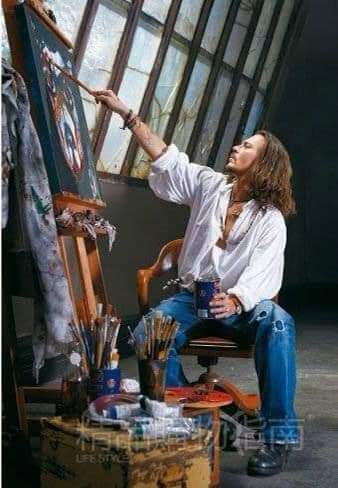 جوني ديب يرسم و في الثريد بعض من لوحاته