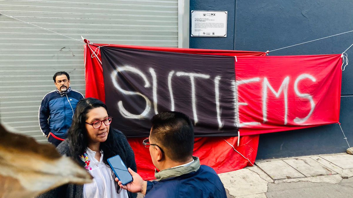 cuartosol's tweet photo. En punto de las 6:00 hrs de este lunes 5 de Junio de 2023, se colocaron las banderas de #huelga, en todas las Prepas del @IEMS_CDMX y las Oficinas Centrales del Instituto ante la negativa de las autoridades de resolver las justas demandas de los trabajadores
¡Viva el @SutiemsOrg! https://t.co/wdPVVToonj