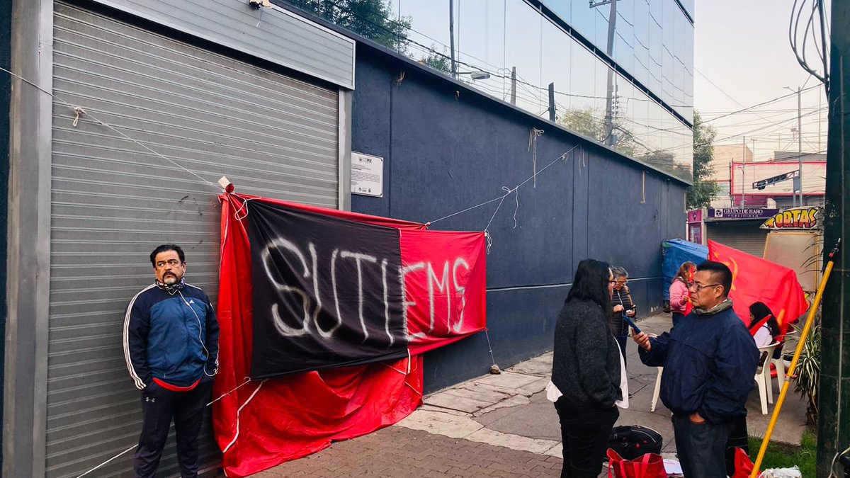 cuartosol's tweet photo. En punto de las 6:00 hrs de este lunes 5 de Junio de 2023, se colocaron las banderas de #huelga, en todas las Prepas del @IEMS_CDMX y las Oficinas Centrales del Instituto ante la negativa de las autoridades de resolver las justas demandas de los trabajadores
¡Viva el @SutiemsOrg! https://t.co/wdPVVToonj