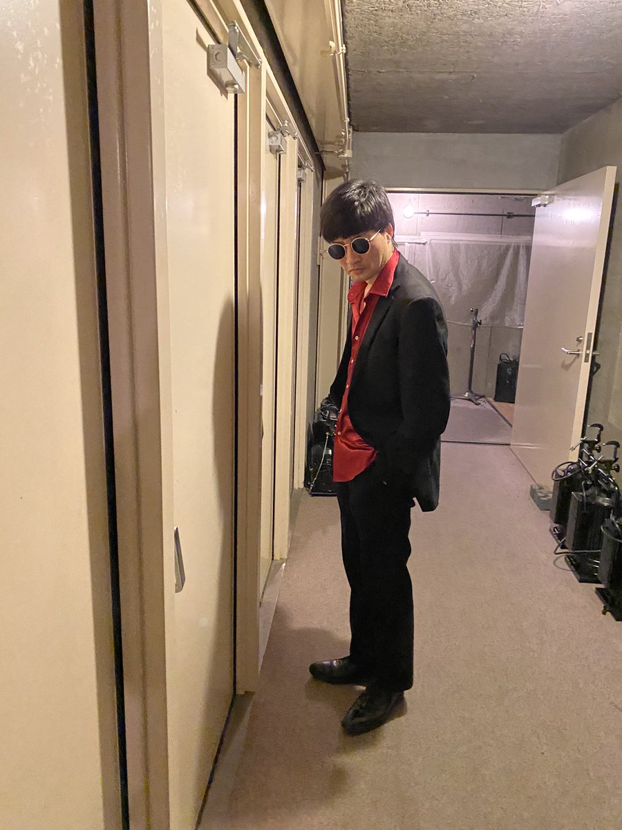 4121inc's tweet photo. ありがとうございました！

まず、最早シリーズ化してますのでこちらから。

出番が終わったのにキメポーズしてる(本当は、もう翌日の収録のことで頭いっぱい)
被り物が無く、ただのスーツ姿にでキメポーズのコロナ君。

御笑納くださいませ。

#HEAVENESE
#公益社団法人日本青伸会
#FREEDOMFIGHT7 https://t.co/2UdDc0Hev8
