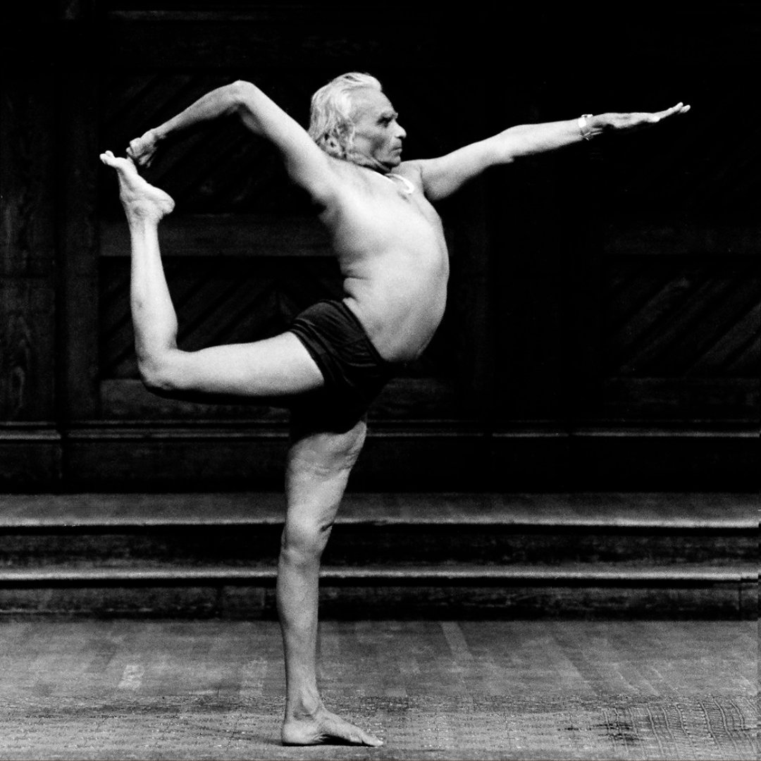 YogaToGoStudio's tweet photo. Body is the bow, asana the arrow, and soul is the target.

- BKS Iyengar, Light on Life

#yogaquote #iyengaryoga #balance #yoga #Natarajasana https://t.co/yU6BznmA7Y