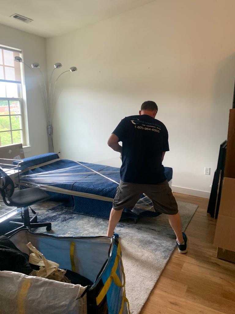 sharpvanlines's tweet image. When life decides it's time for a change of scenery, it's the hardworking heroes at Sharp Van Lines that come to your rescue! 
💪🚚 These guys aren't just movers - expertly packing your precious belongings with an ease📦✨ 

#SharpVanLines #MovingMagic #HomeSweetNewHome