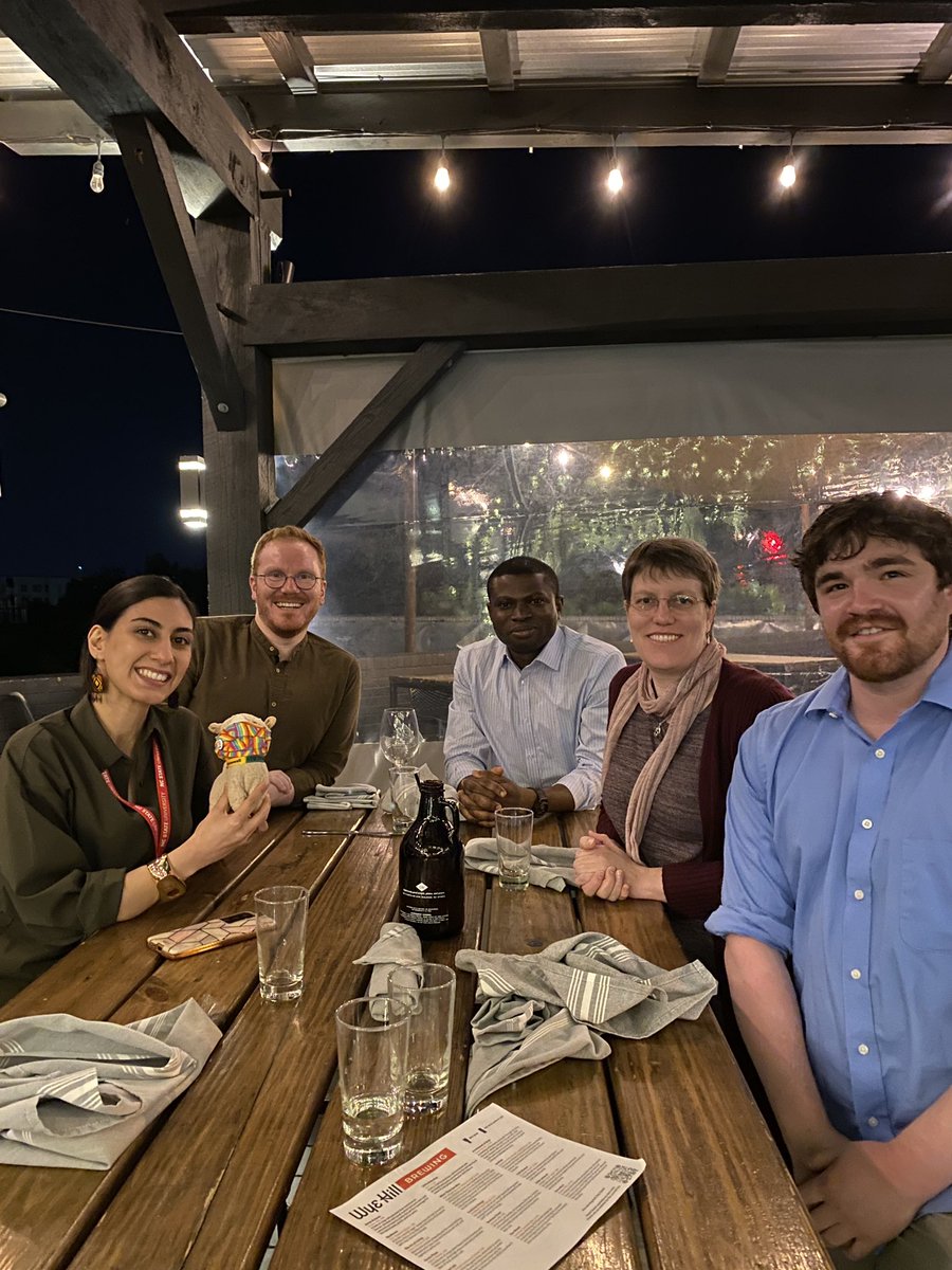 perrys_lab's tweet image. Awesome dinner with @RPS_lab, his group, and Olukayode from the Hashmi group at @NU_ChemE! #LlabLlama #ACSColloids