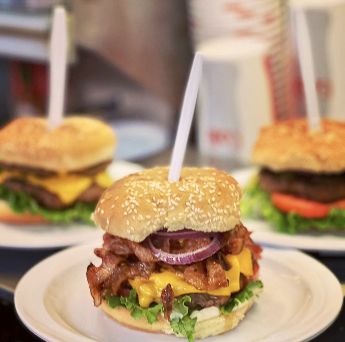 Whether you like your burger plain or loaded up, we’ve got you covered!🍔
#yeolefashioned #chseats #holycityeats #chucktowneats #eaterchs #bitesofchs #chstoday #charleston #familyowned #hotdogs #BLTs #sandwiches #icecream #burgers #milkshakes #sundaes