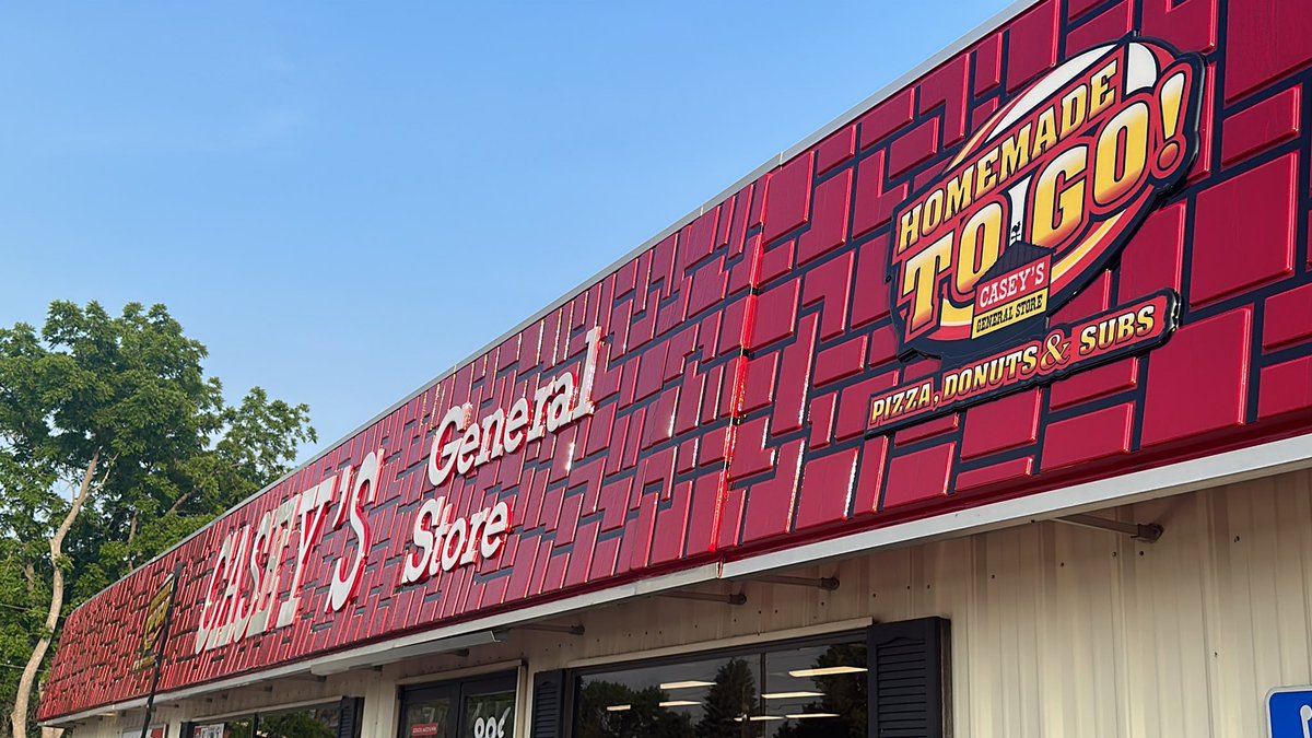 ChristopherNew's tweet photo. I love that 3 years into their rebranding effort, Casey’s commitment to the new look is so lagging that they haven’t changed the signage on their stores yet. Tell me, is there any place aside from new construction where they don’t have the old logos? https://t.co/cFdW3MOF98