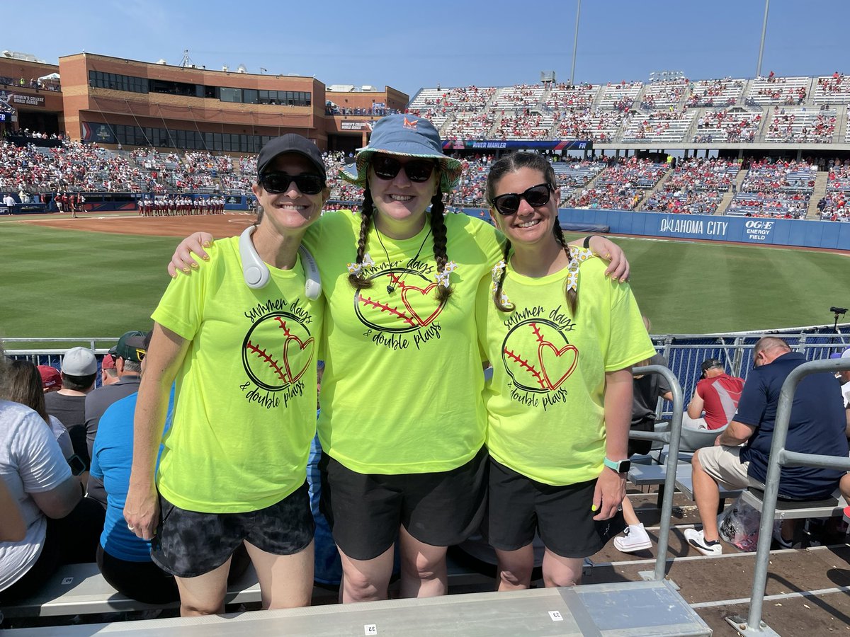 McShepyMusic's tweet photo. Women’s College World Series Day 2! #wcwsselfie #sistertrip https://t.co/MMb6MmMxGN