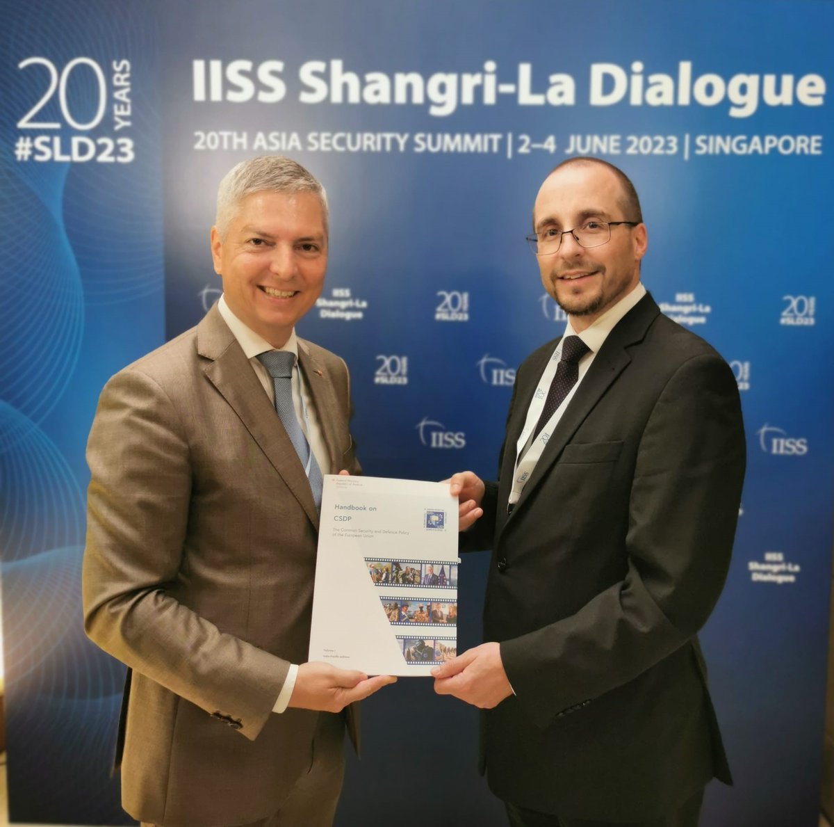 #EU #CSDP Handbook, Indo-Pacific Edition (Singapore version) being shared by Dr. Arnold Kammel (General Secretary Austrian MoD) and Dr. @JochenRehrl in and around the #SLD23 Shangri-La Dialogue over the weekend.
@EUinSingapore