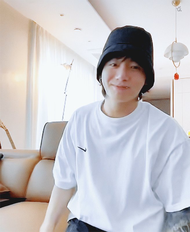 jkteamkor2's tweet photo. 정국시 🐰 JUNGKOOK TIME 🐕

I vote #JungKook for #ArtistaMasculinoInternacional and #LeftAndRight for #MusicaInternacional at #SECAwards https://t.co/KSlFg4AGop
