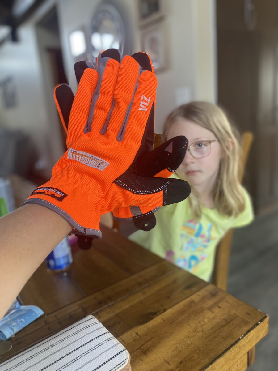 High five to <a href="/DeobaldPhil/">Phil Deobald</a> and <a href="/gowancanada/">Gowan Canada</a> for the #Insight gloves   Now to go out and get them dirty #insightfastestburndown