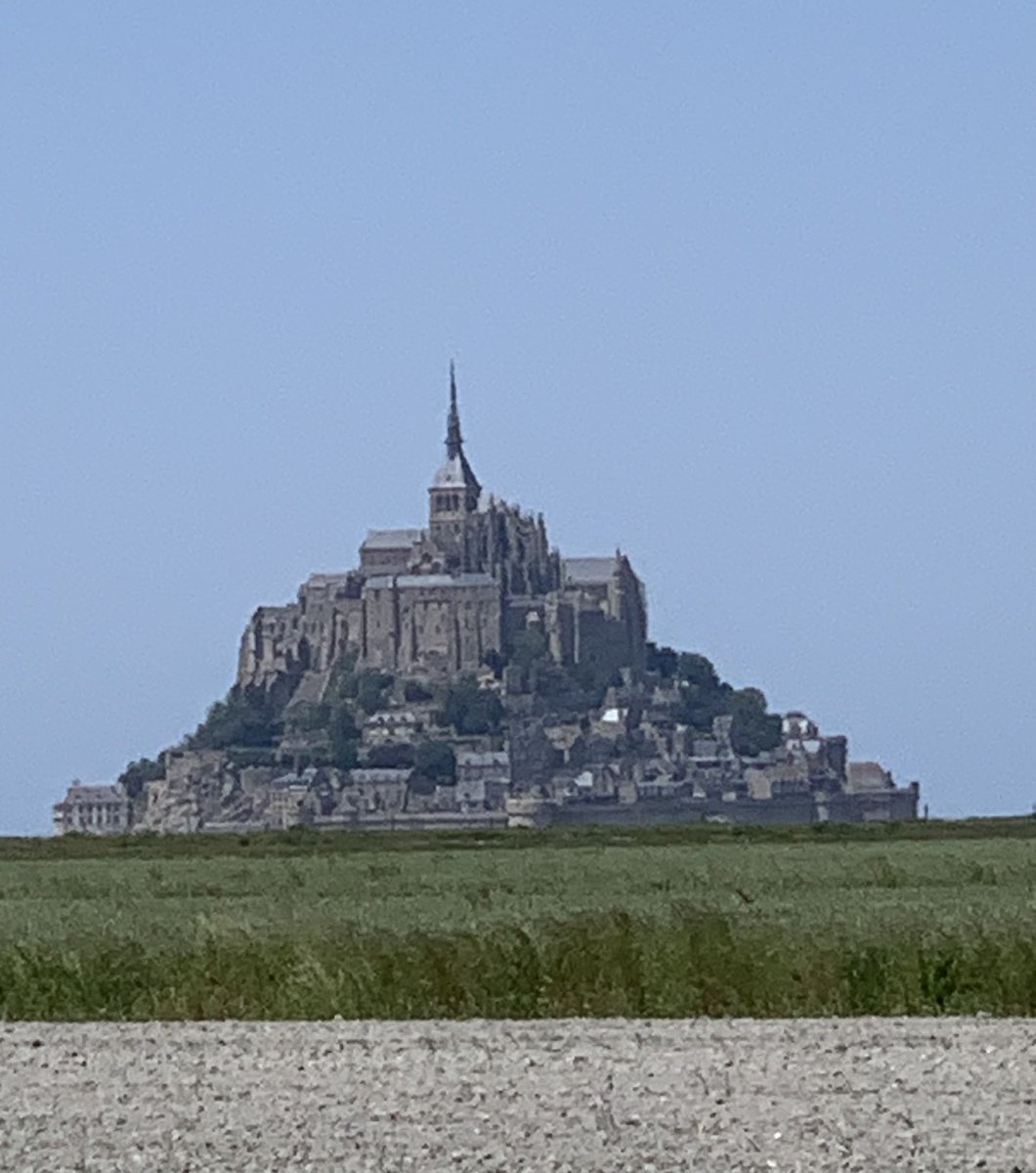 phgosselin's tweet photo. #LeMont ⁦@LaManche50⁩ #1000Ans
Une histoire millénaire valait bien la visite d’un Président!
⁦@EmmanuelMacron⁩ était au #MontSaintMichel #LaMerveille pour saluer ces 1000 ans et ce symbole de la #France des bâtisseurs. https://t.co/aO2GJS59oh