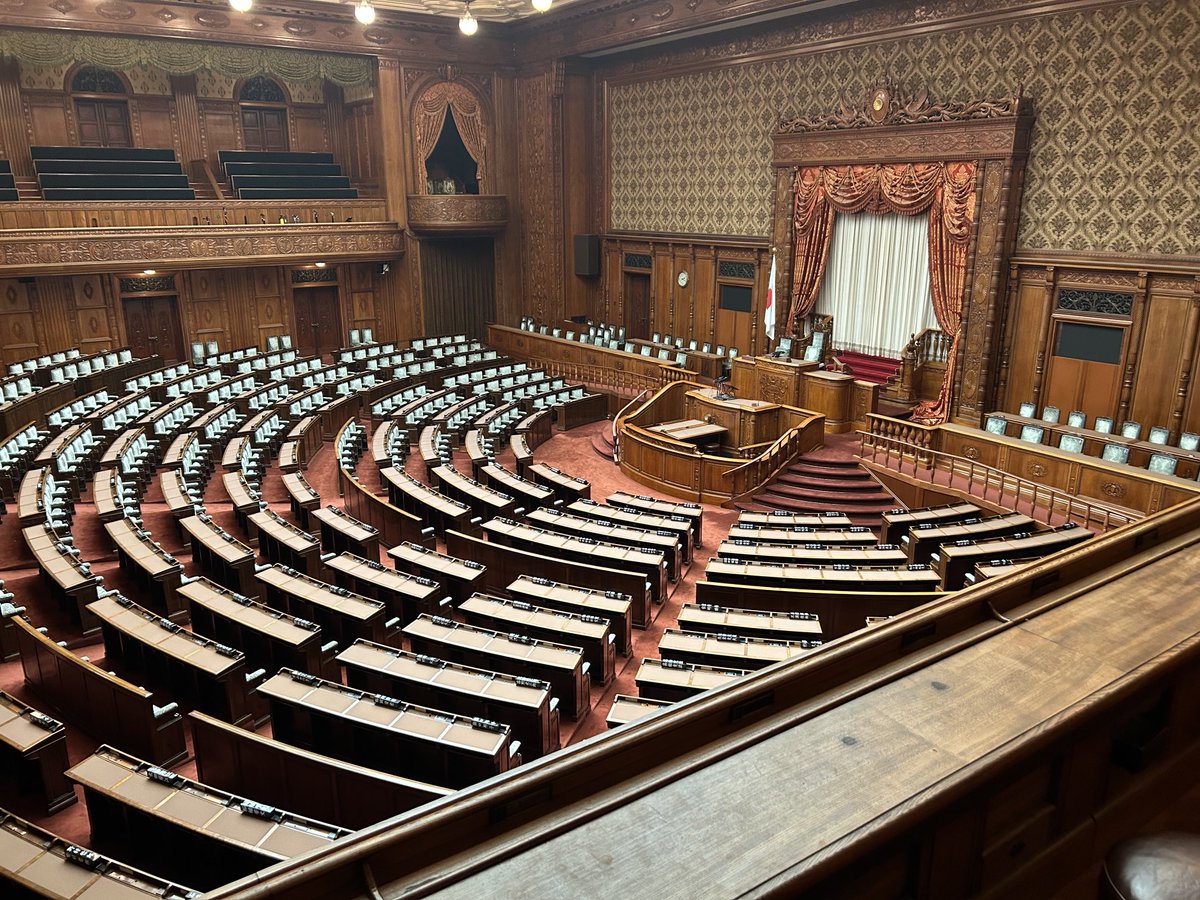 sunada_takeshi's tweet photo. 昨日、松沢成文参議院議員のイベントにて国会（参議院）の見学会に参加しました。
国会は第二次世界大戦でも空襲に遭わなかったとのことで、もはや日本の遺産のひとつになっているのではないかと。
あとは国会議員の定数を今の半分くらいに減らしてくれればイイなと考えたのは自分だけでしょうか？ https://t.co/hfc24kxSO2