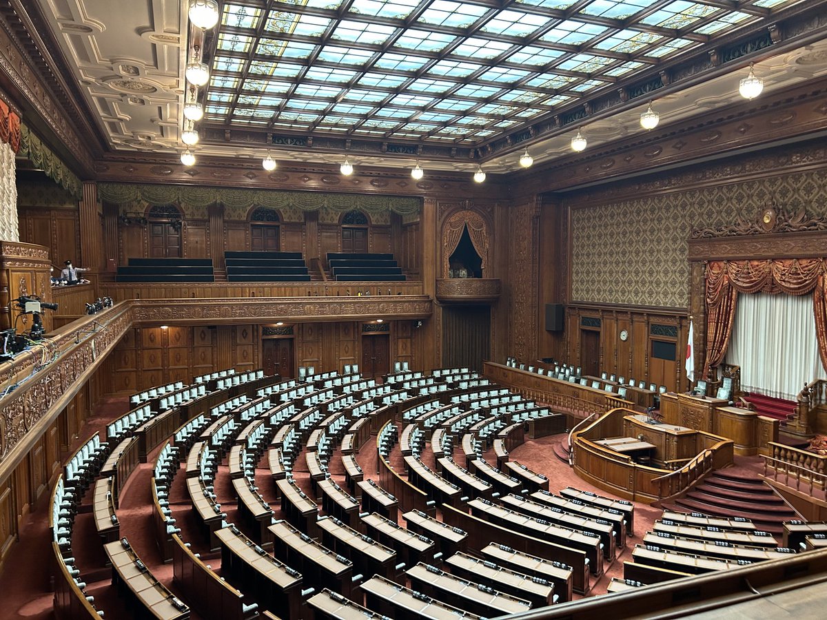 sunada_takeshi's tweet photo. 昨日、松沢成文参議院議員のイベントにて国会（参議院）の見学会に参加しました。
国会は第二次世界大戦でも空襲に遭わなかったとのことで、もはや日本の遺産のひとつになっているのではないかと。
あとは国会議員の定数を今の半分くらいに減らしてくれればイイなと考えたのは自分だけでしょうか？ https://t.co/hfc24kxSO2