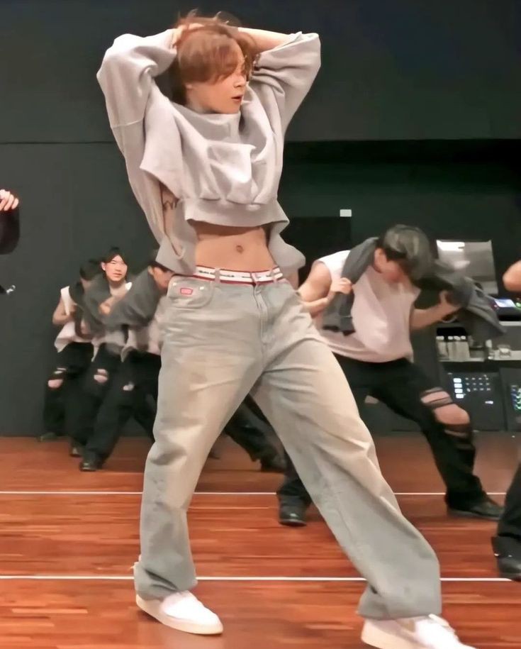 taeebaring's tweet photo. – las manos de jungkook encajan perfectamente en la cintura de jimin; a thread ♡︎ https://t.co/8wwiaXqnGk