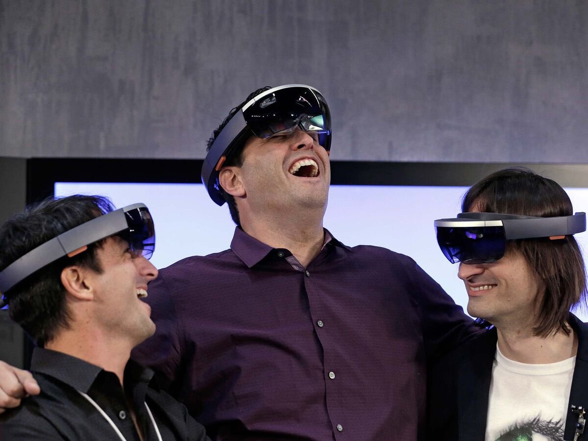 Pretty obvious why Apple didn’t allow the executive team to be photographed with the new headset… #WWDC23