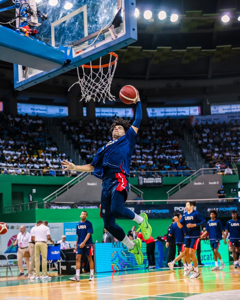 FIBA_es's tweet photo. ยกTodo queda en familia en el #FIBAU16Americas! @MisterCBooz apoyando a sus hijos #CameronBoozer y #CaydenBoozer representantes del equipo de Estados Unidos ๐บ๐ธ!. ๐ https://t.co/zwU0lls9LT