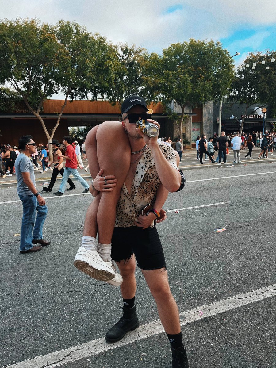 ThatDancerDrake's tweet photo. Bottoms up #HappyPride https://t.co/gzxDI4MYWQ