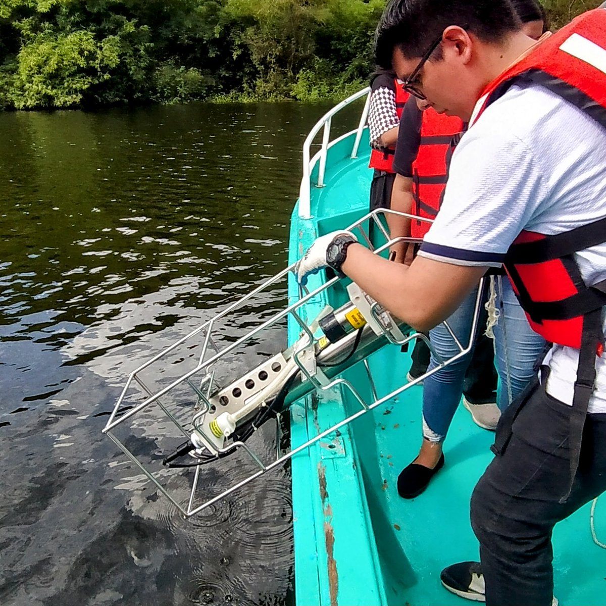 jtcedeno's tweet photo. Lago de MARÍTIMA, laboratorio natural. En Oceanografía Física pusimos a prueba nuestro CTD @SeaBird_Sci SBE 19+ Seacat para conocer el perfil de Temperatura de este cuerpo de agua. En preparación a la salida de campo de El Pelado (en aguas abiertas). @fimcmespol https://t.co/gyRY3ifFwN