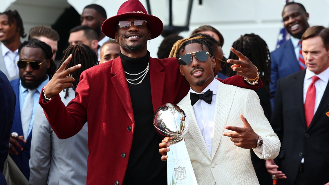 Chiefs's tweet image. Taking it to the house... the White House 🏆