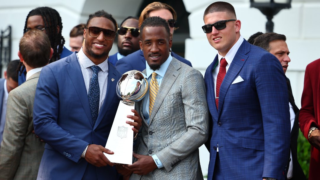 Chiefs's tweet image. Taking it to the house... the White House 🏆