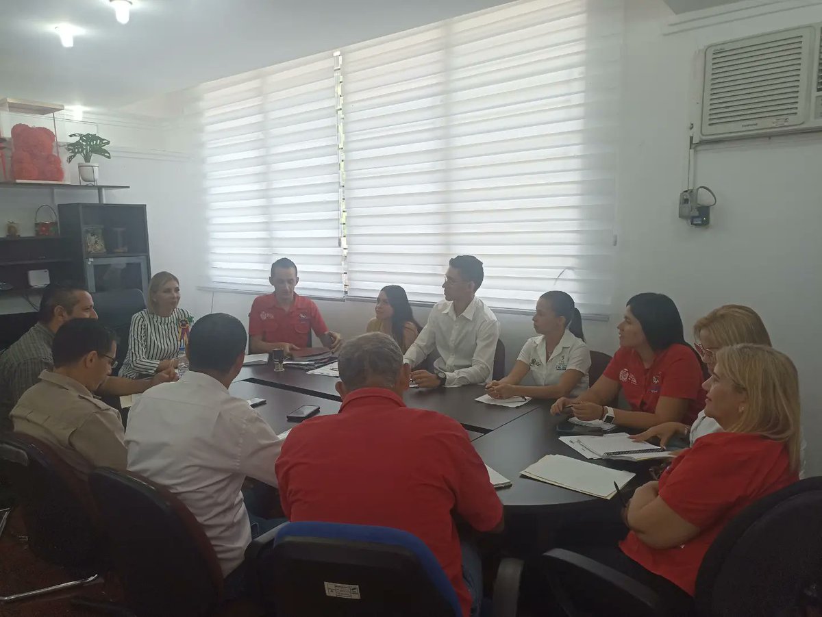 #Hoy Nuestra Directora Lcda. Reyna Pérez de Márquez, tuvo directorio con su equipo de trabajo, para evaluar, planificar y seguir brindando atención integral al semillero de la Patria. <a href="/NicolasMaduro/">Nicolás Maduro</a> <a href="/ConCiliaFlores/">Cilia Flores</a>
