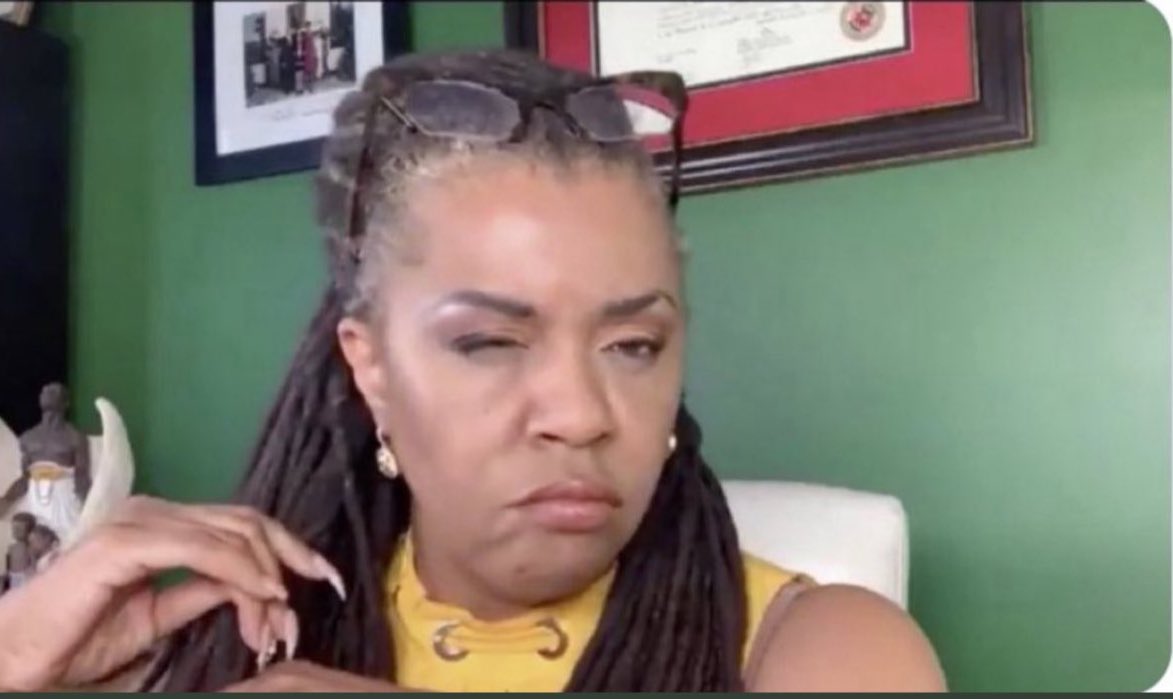 4diva63's tweet photo. @notcapnamerica She shot through the door, she had yet to encounter a threat. If tables were turned Ms. Owens would have been arrested by now. https://t.co/Mz1HYUlfLe