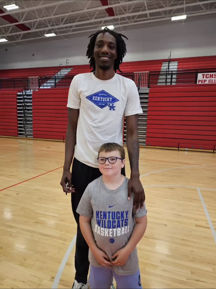 Freshman Aaron Bradshaw just moved into Kentucky’s campus last Friday. In his first weekend as a Wildcat, Bradshaw made a connection at UK’s satellite camp at Tates Creek, with a kid name Rylan, who suffers from cerebral palsy. Love seeing guys make an impact off the court #BBN