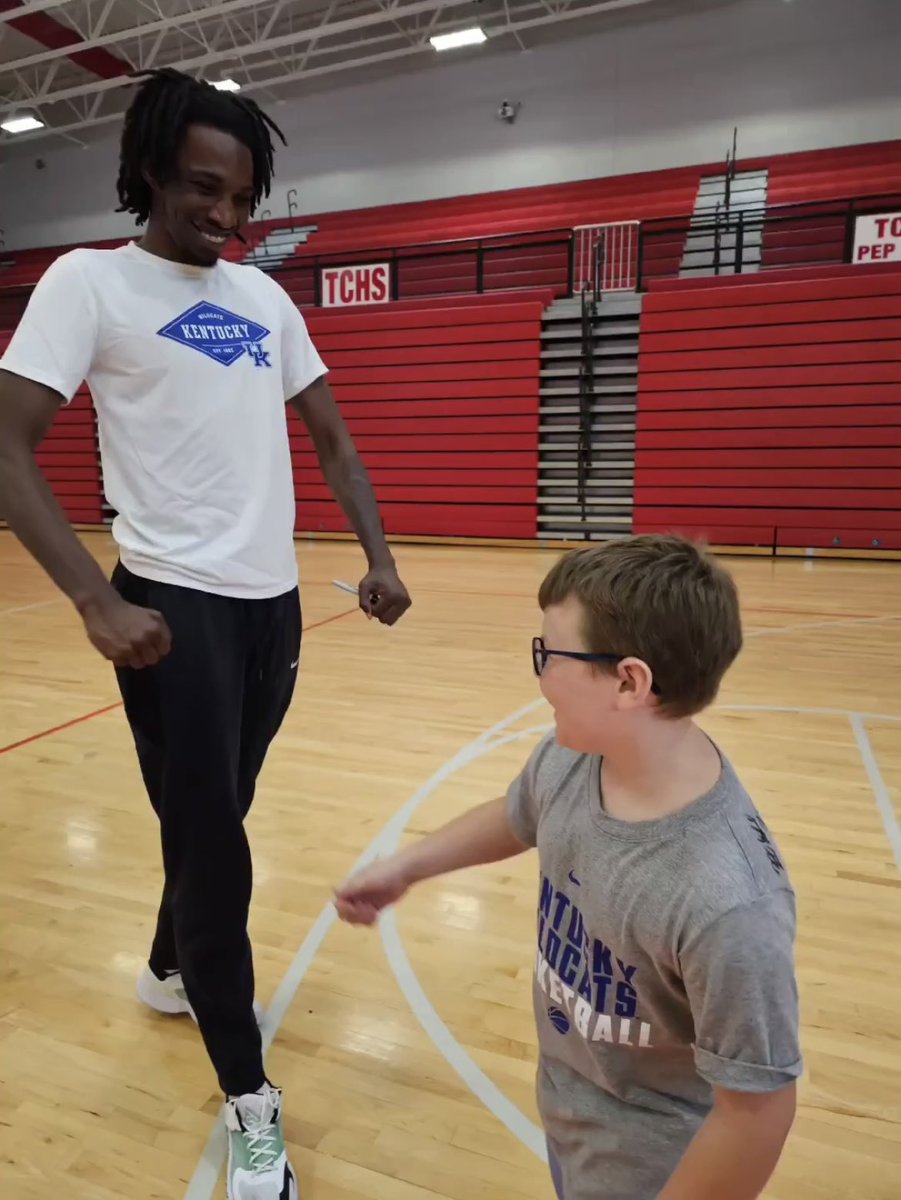 TristanUda's tweet photo. Freshman Aaron Bradshaw just moved into Kentucky’s campus last Friday.

In his first weekend as a Wildcat, Bradshaw made a connection at UK’s satellite camp at Tates Creek, with a kid name Rylan, who suffers from cerebral palsy.

Love seeing guys make an impact off the court #BBN https://t.co/MjFbA8jvs9