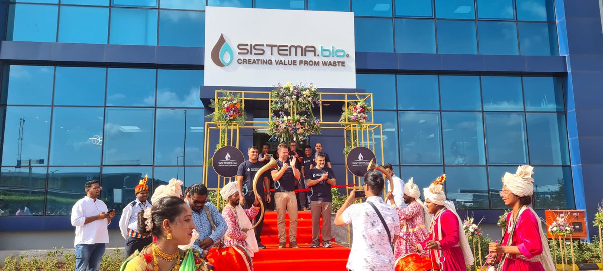 sistema_bio's tweet photo. 🏭 We're thrilled to announce the grand opening of the World's Largest Manufacturing Facility for Biogas Plants in India #WorldEnvironmentDay! 🙌

🌱 This milestone showcases our commitment to empowering farmers, reducing carbon footprints and creating a sustainable future. 💚 https://t.co/PTuuPY7Imk