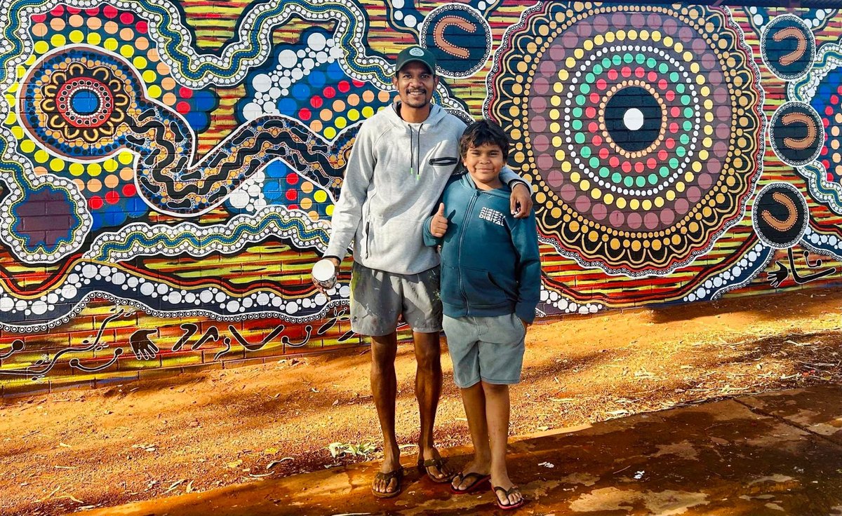 How deadly is this!

In the Kimberley region of WA, local Halls Creek artist Gaven Stretch has been busy of late turning this graffiti-covered wall into a spectacular mural. 

Gaven's creation has only come to life with the help of young people lending a hand.