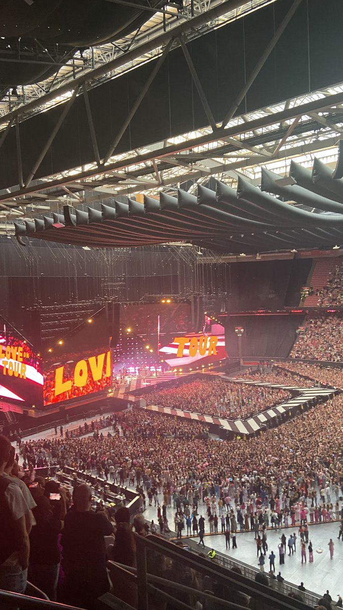 madeevanlintx's tweet photo. weer zo'n leuke avond gehad bij Harry Styles! 💕💕 En naderhand in de parkeergarage (door file) ook nog zoveel leuke mensen ontmoet hahaha :)) Ik wil nu alweer gaannn.. #hslotamsterdam #LoveOnTourAmsterdam https://t.co/4VFuGWTyyG