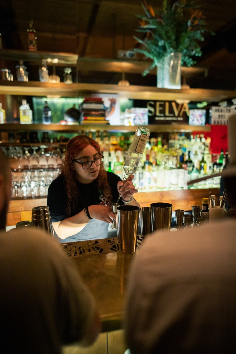 MezcalAlipus's tweet photo. Gran #guestbartender Kaito take’s Selva 🔥🍸✨ 
1. Las amas, coctel preparado con Alipús San Luis. 
2. Tigre verde, coctel preparado con Alipús Santa Ana. 
3. Throwing by @ponybartender 
4. @cinnmina 🔥🔥🔥

📷 @victorfotomx 
#QuieroMiAlipús 
#MezcalAlipús 
#CoctelesAlipús https://t.co/6hlepgiofG