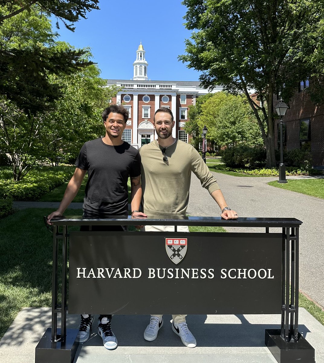 ChrisArcher22's tweet photo. Spent some time @HarvardHBS learning the business of entertainment, media &amp; sports from the legendary professor Anita Elberse. One of a kind experience for me. Mind has expanded significantly!! https://t.co/EuQP7zSlIq
