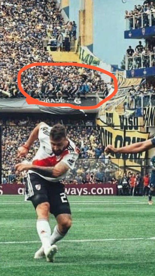 sergiolejder's tweet photo. Si te dicen que el problema de la gente que se cuelga de las barandas es solo en River no les creas. https://t.co/iRfOJ3EQmh