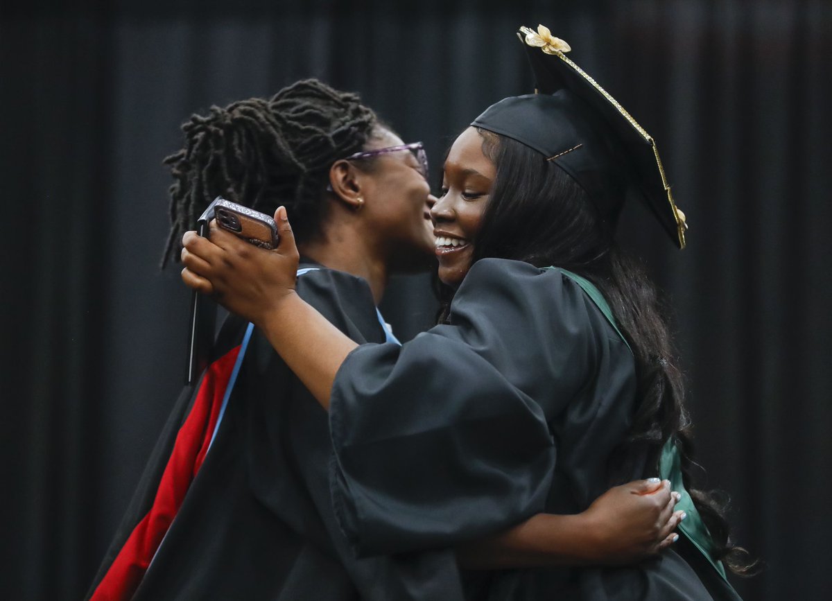 mattstonephotog's tweet photo. .@WHSEarlyCollege (Western High School) sees off the #2023seniorclass Monday. Big gallery here: https://t.co/EM5P7vphUq https://t.co/Ls9FBRALbz