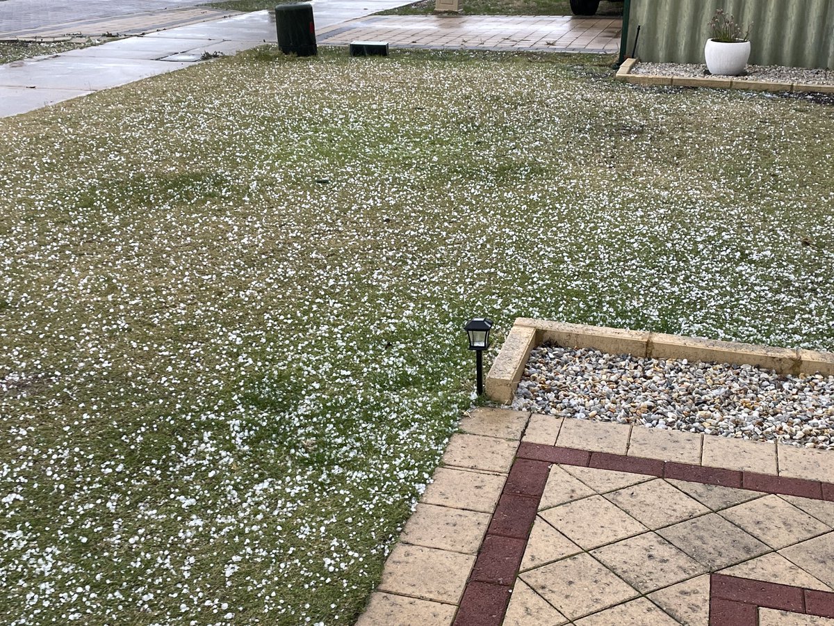 kr_1973's tweet image. Obligatory Hail post #PerthWeather