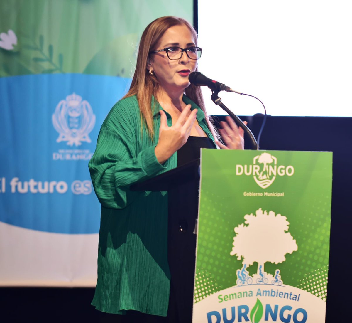 claudiahepan's tweet image. 🌎🍃♻️ Con la representación del Gobernador @EVillegasV, asistí a la inauguración de la Semana Ambiental del @DurangoCap con la apertura del Ciclo de Conferencias Locales, el cual tiene como objetivo concientizar a las personas para frenar el consumo de plásticos. 
#SinPlásticos