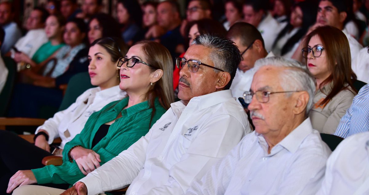 claudiahepan's tweet image. 🌎🍃♻️ Con la representación del Gobernador @EVillegasV, asistí a la inauguración de la Semana Ambiental del @DurangoCap con la apertura del Ciclo de Conferencias Locales, el cual tiene como objetivo concientizar a las personas para frenar el consumo de plásticos. 
#SinPlásticos