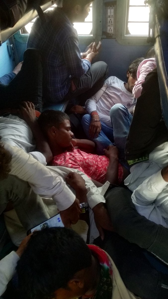 prakashne's tweet photo. अच्छे दिन आ गए। पैसा देने के बाद भी एक ऐसी स्थिति मे कोई 2 दिन का सफ़र कैसे करेगा #बरौनी-एरनाकुलम् exp (12521) 
स्लीपर का हाल। सरकार बोलती हैं की हम गरीबो का ध्यान रखते है। हमारे प्रधानमंत्री जी अकेले क्या क्या करेगे। इसपर ध्यान देना चाहिए। https://t.co/u2bA7hlAve
