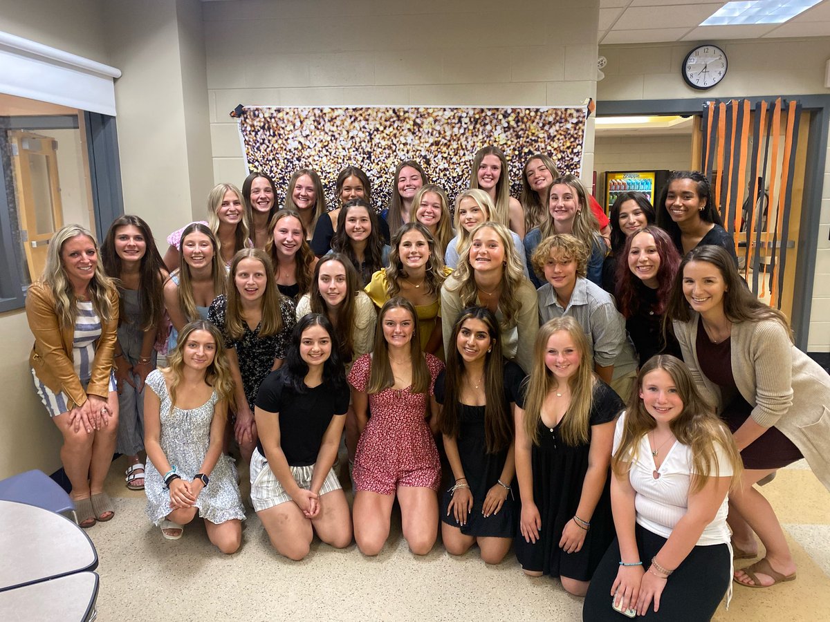 The girls clean up well! Congrats on such an awesome season to this special group, let’s keep rolling🧡🖤