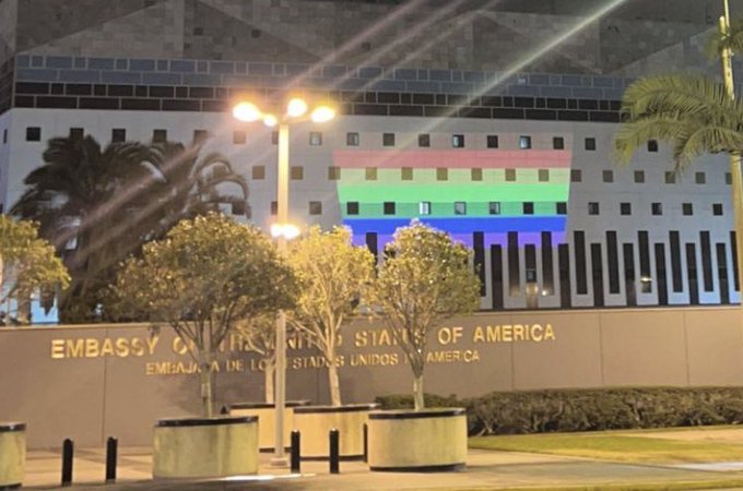 Pusieron una bandera gay en la embajada de USA?!!😡 jamás sacare mi Visa, no comprare productos ni consumire