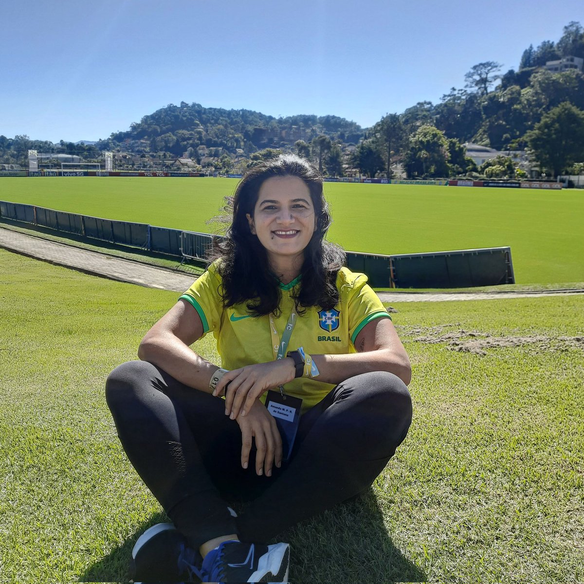 amandaporfirios's tweet photo. Fim de semana ABSURDAMENTE BOM no #JogaPraSempre da @Nike
Jogamos na Granja Comary, cês tem noção? Bom demais ver o nosso futfem crescer em todas as frentes.
Vamos sempre por mais 🥰🙌 https://t.co/z2IYFHq2jc